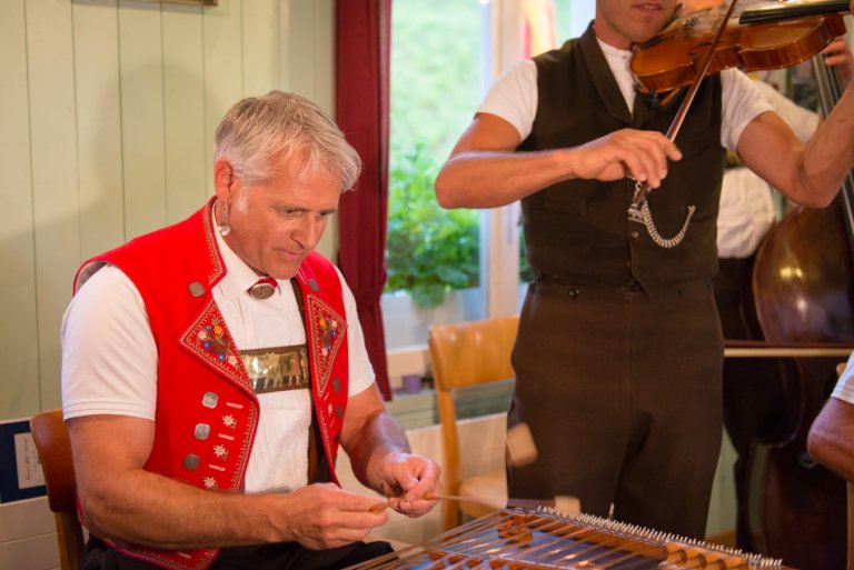 Werner Alder und sein geliebtes Hackbrett.