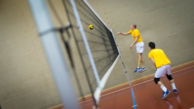 2008 muss sich der ehemalige Schweizer-Juniorenmeister im Beachvolleyball entscheiden, zwischen Sport und Geschäft.