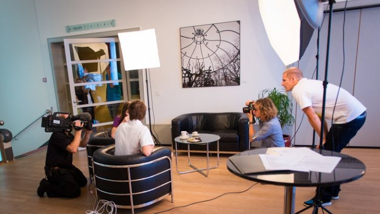 Kameramann und Fotograf schiessen sich ab...dieses Bild kann der Fotograf ganz sicher nicht brauchen! Was man nicht alles fürs Fernsehen macht!