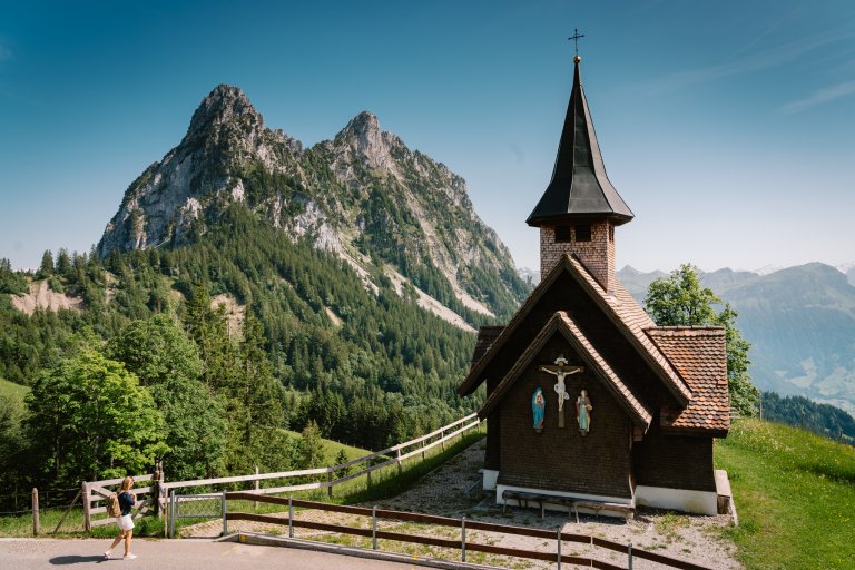 Schluss der Reise ist die malerische Kirche in Hagenegg oberhalb von Schwyz | © ALPHAVISION