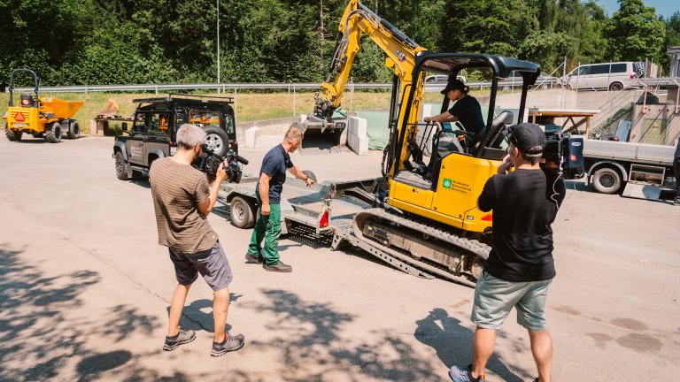 Sicher fährt Aline Baumann den Bagger auf den Anhänger. | © 2023 ALPHAVISION