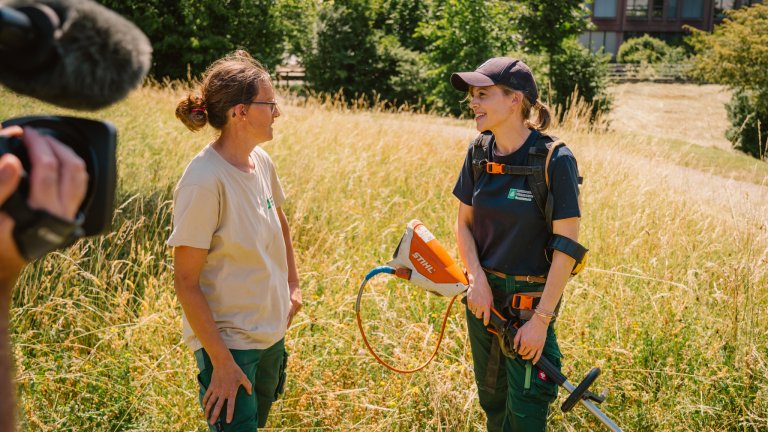 Dort ist eine weitere Gartenbaucrew im Einsatz. | © 2023 ALPHAVISION