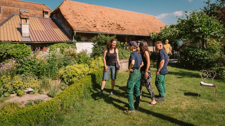 Am Abend drehen wir im Garten von Benu und seiner Familie | 
© 2023 ALPHAVISION