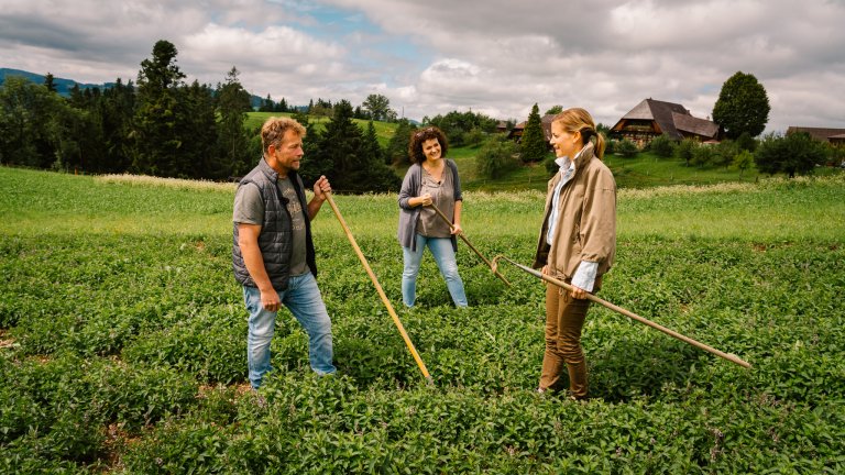 Begrüssung auf dem Feld | © ALPHAVISION