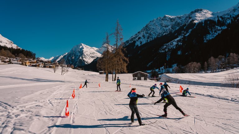 Regula Carrillo trainiert eine Gruppe der JO Nordic von Klosters | © 2022 ALPHAVISION