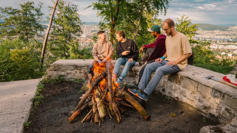 Gespräche Runds um Feuer
 | © 2024 ALPHAVISION