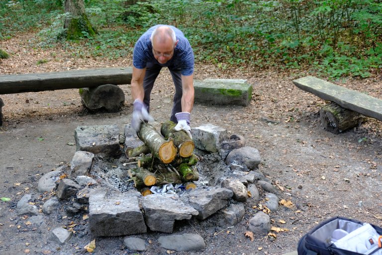 Der Dreh des Sommergesprächs LICHTWELTEN ist abends an einem Lagerfeuer geplant. Während Andi Meier ein grosses Feuer vorbereitet ...