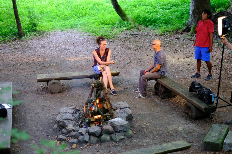 Während das Feuer langsam zu lodern beginnt, nutzt die Crew die Zeit fürs Lichtsetzen. Marielle Wittwer (Redaktorin) und Andi Meier (Set-Assistent) sind dafür 