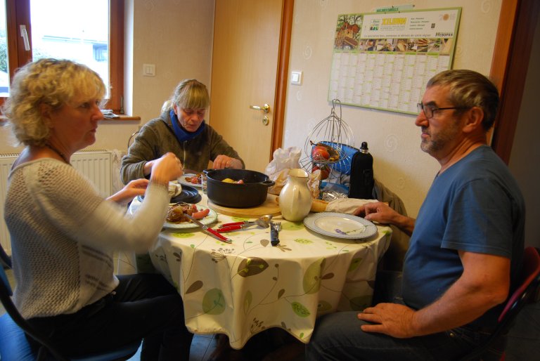 Häufig werde sie von den Leuten, bei denen sie übernachten durfte, zum Essen eingeladen. 