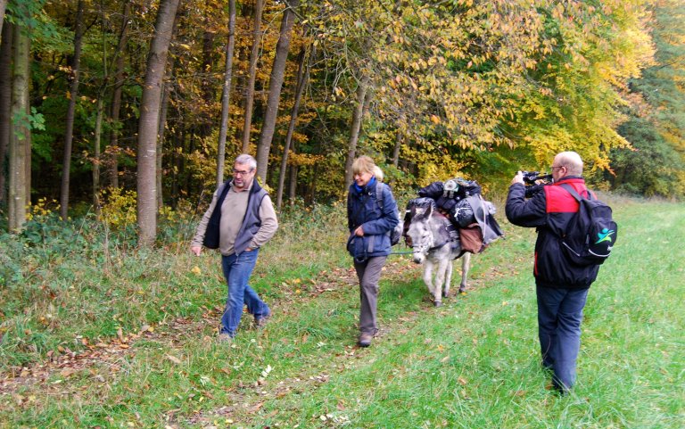 Alles was sie braucht, hat sie mit dabei. Etwa 35 kg muss Esel Speedy tragen.