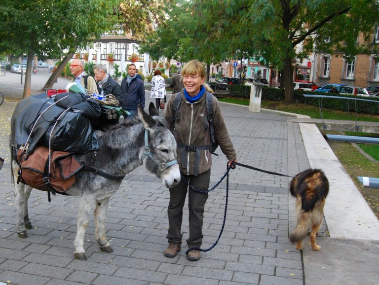 Hetty Overeem mit ihren treuen Begleitern: Esel Speedy und Hund Barou.