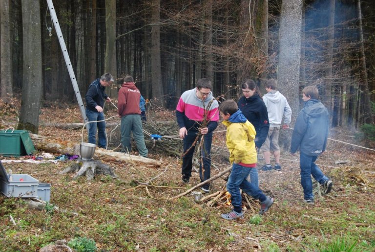 Grillen im Wald wird bei Nufers schnell zum Gruppenausflug.