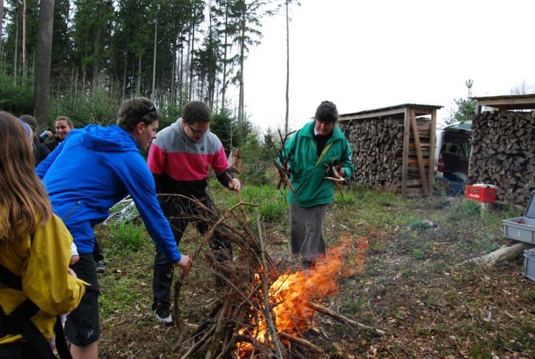 Zum Grillplausch gehört ein ordentliches Feuer.