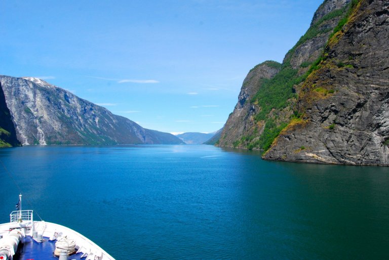 Die MS Astor nimmt Kurs Richtung Sognefjord. 