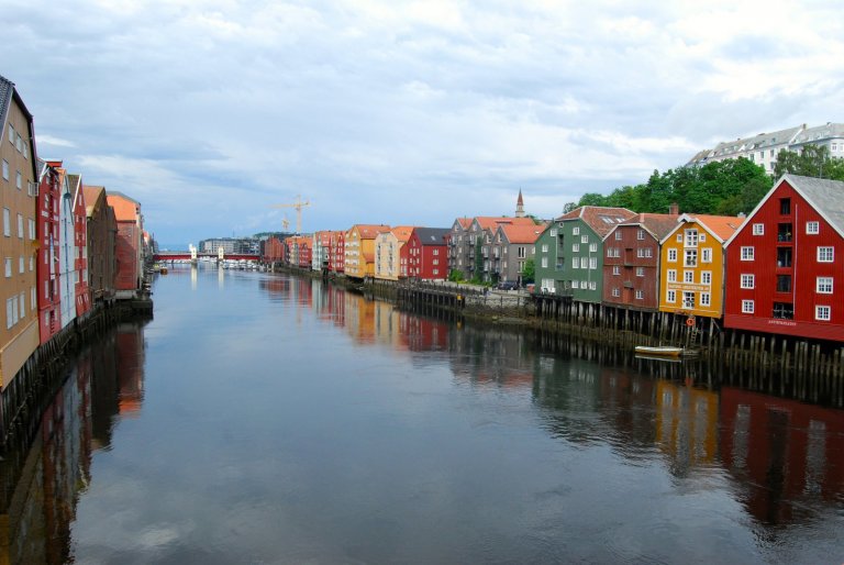 Speicherhäuser am Fluss Nidelv.