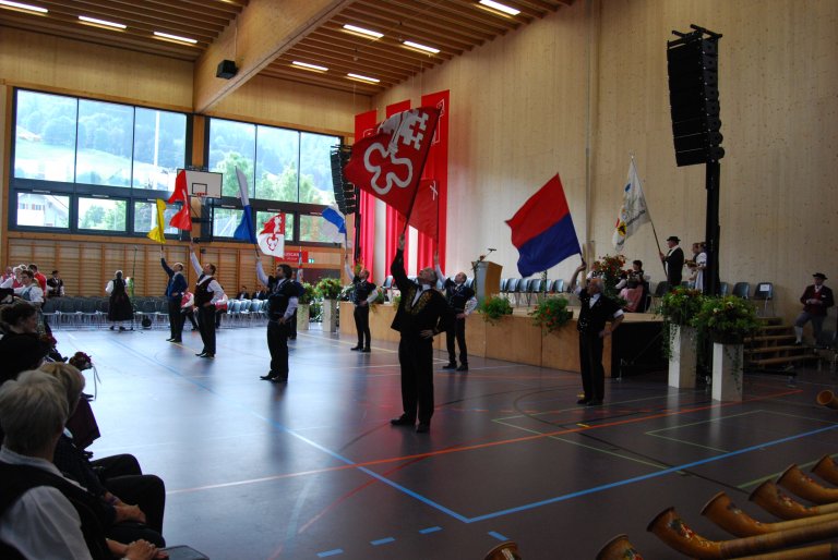 Fahnenschwingen ist eine der drei Hauptdisziplinen, die zu einem Jodlerfest gehören.