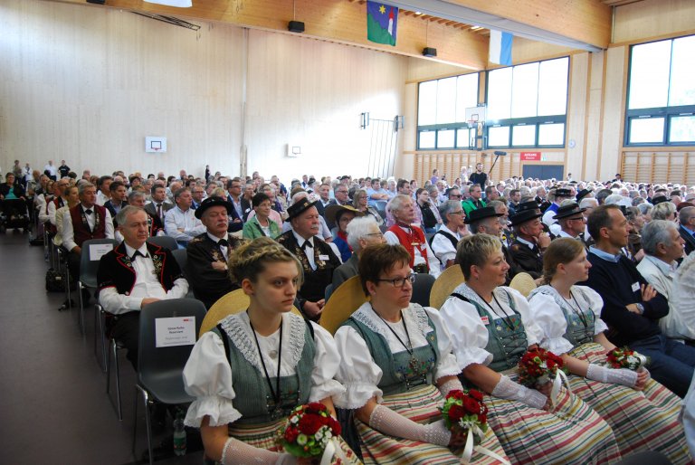 Die Frauen im Vordergrund tragen eine Entlebucher Sonntagstracht. 