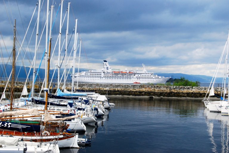 Die MS Astor ankert vor Trondheim.