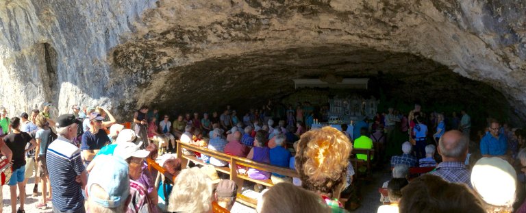 Platz für den Gottesdienst bietet diese Höhle. 