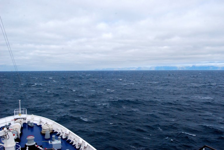 Je nördlicher das Schiff fährt, desto rauer wird die See.