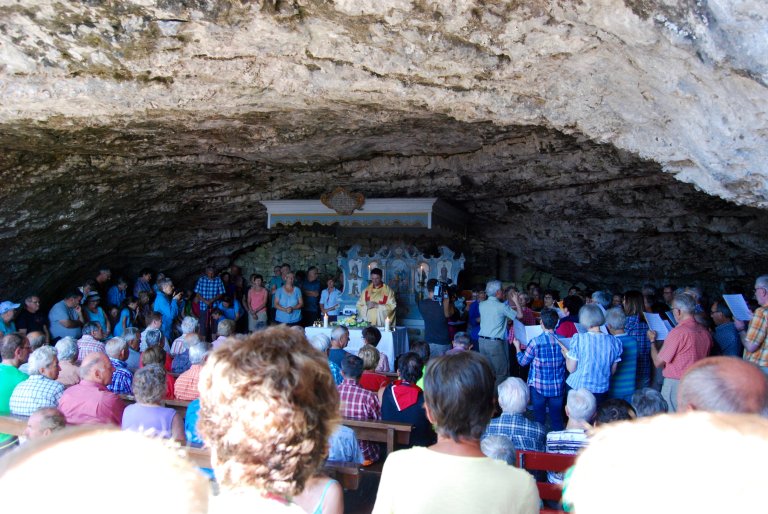 Ebenfalls vor hunderten von Jahren wurde in einem Testament festgehalten, dass der Pfarrer und der Chor von Appenzell, die Messe gestalten. 