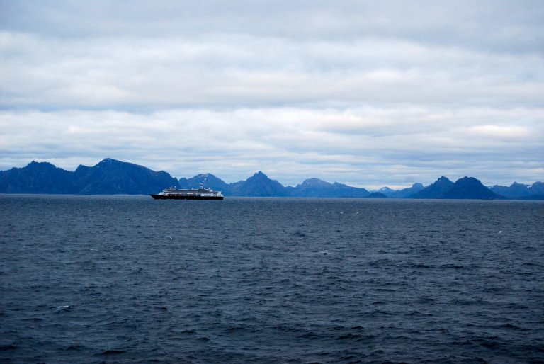 Vor den Lofoten begleitet ein anderes Kreuzfahrtschiff die MS Astor.