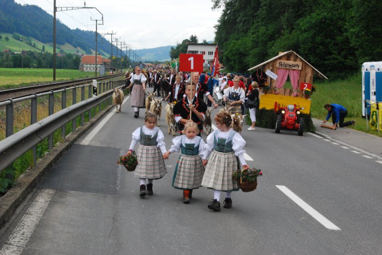 Endlich geht’s los mit dem Umzug.