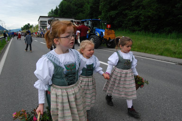 Lisa und Melina Theiler dürfen mit einem weiteren Mädchen der Älplerfamilien den Umzug eröffnen. 