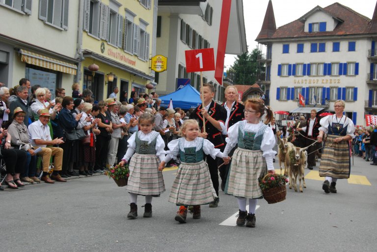 Lisa und Melina sind bereits mitten im Dorf Schüpfheim angekommen.