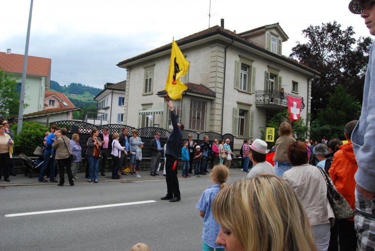 Laufen und dabei noch Fahnen schwingen erfordert Konzentration.