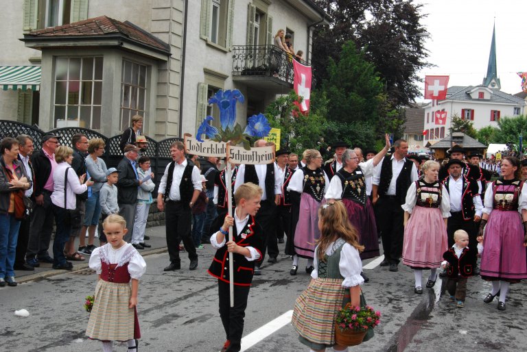 Der Jodlerklub Schüpfheim singt seine Lieder während dem Laufen ohne fehl und Tadel.