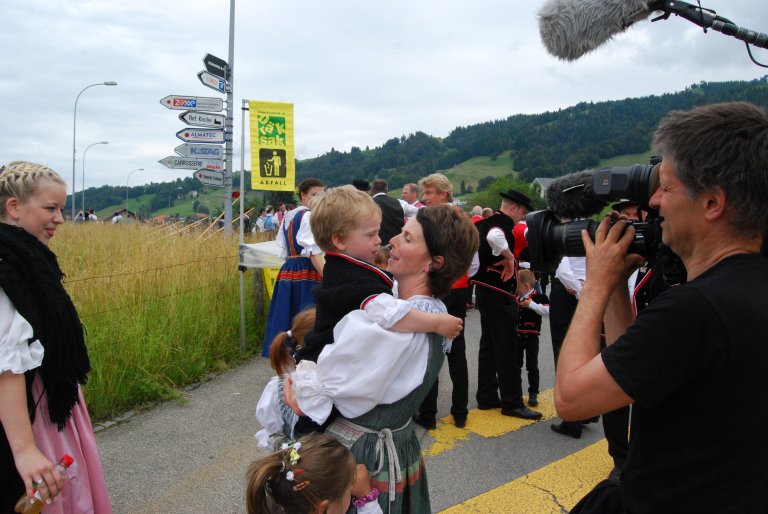 Mehr zur Geschichte von Familie Theiler und dem Jodlerfest erfahren Sie in der Sendung FENSTER ZUM SONNTAG „Lebendige Traditionen“, am 27. und 28. August 2016 auf SRF zwei und SRF info. 