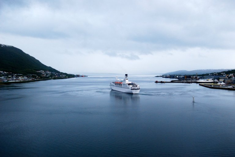 Johanna und ihre Angehörigen fahren der norwegischen Küste entlang zurück nach Bremerhafen. 