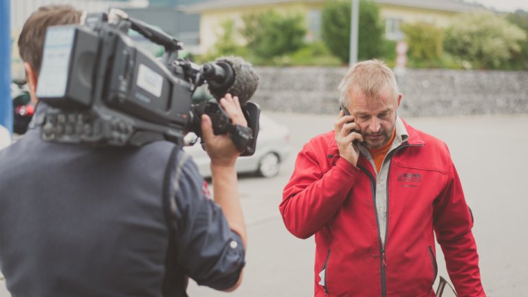 Ständig klingelt das Handy. Andreas freut sich auf die Auszeit in Schottland.