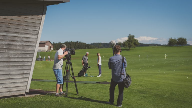 Aline Baumann und Markus Züger in der Driving Range des Golfparks Waldkirch.