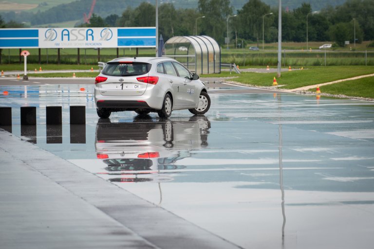 Trotz strahlendem Wetter ist die Übungsstrecke tropfnass - natürlich mit Absicht... Schleudereffekt garantiert.