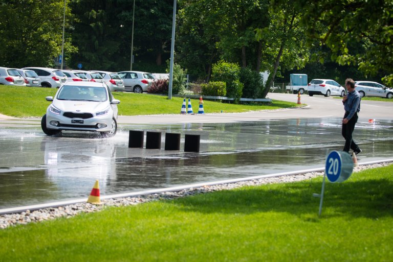 Das Auto müsste eigentlich genau 180 Grad in die andere Richtung schauen.