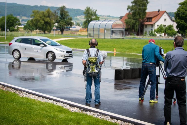 Wenn gar nichts mehr geht und das Fahrzeug ausser Kontrolle ist, bitte Handbremse ziehen. 
 Das gibt allen Beteiligten ein Gefühl von Sicherheit.