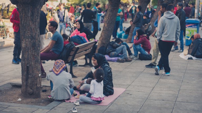 Auf dem Victoriaplatz warten viele Flüchtlinge bis ihre Reise weitergeht. Viele sind müde und hungrig.