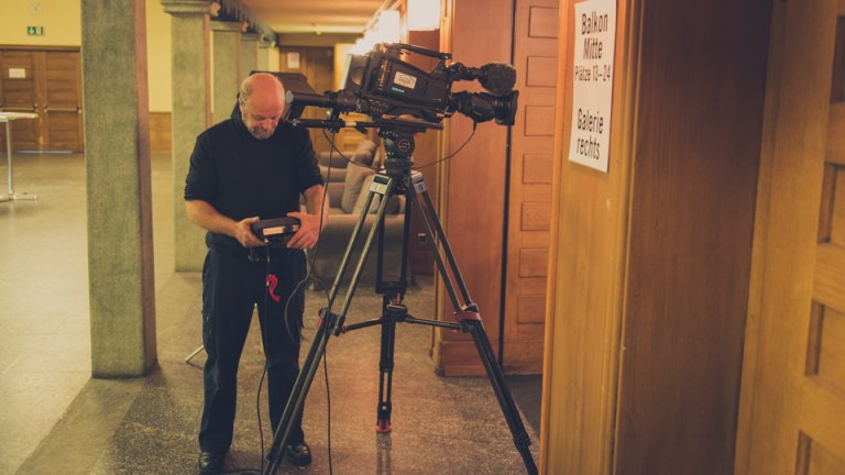 Pierre Meyer überprüft am Monitor die Einstellung.