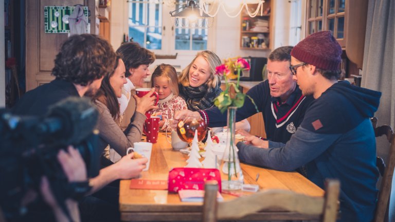 Zuhause im Kreis der Familie.