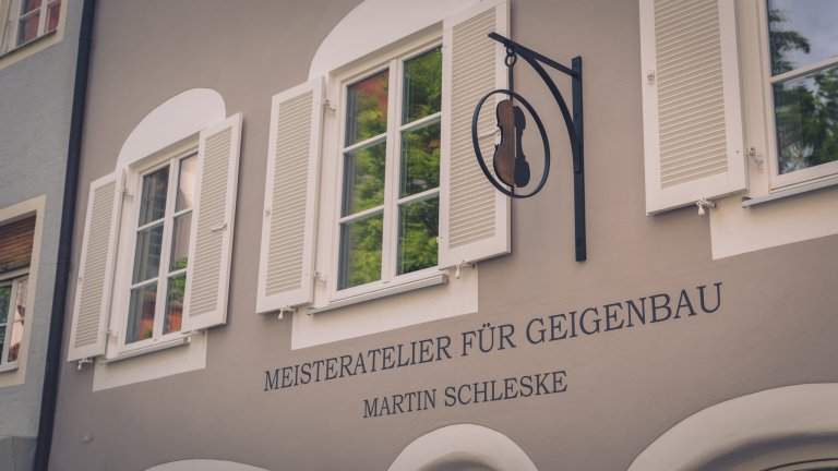 Vor einem Jahr ist der bekannte Geigenbauer Martin Schleske nach Landsberg gezogen.