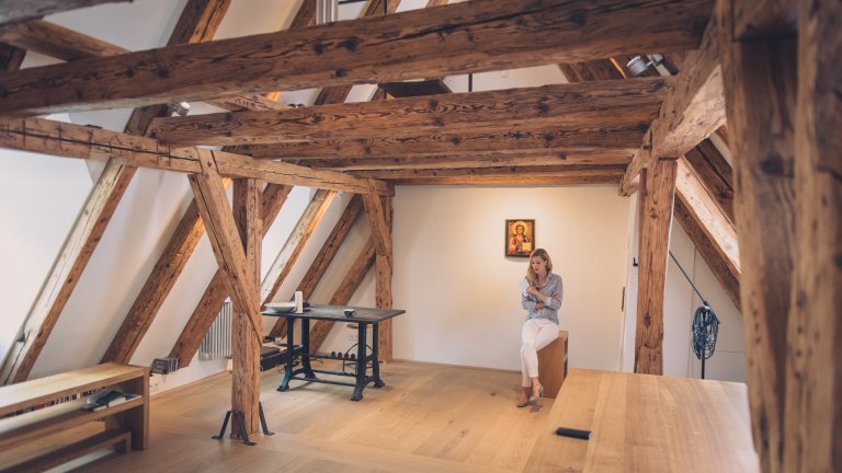 Unter dem Dachstock hat Martin Schleske eine Kappelle eingerichtet. Ein kraftvoller Raum, wo er auch schreibt und Musiker seine Instrumente testen.