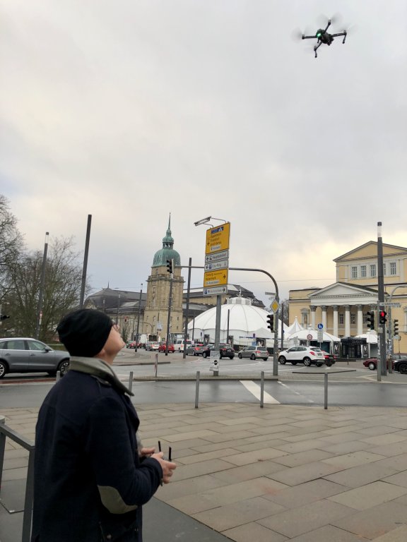 Kameramann Peet Albrecht mitten in Darmstadt | © ALPHAVISION