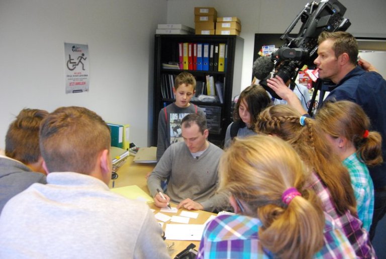 Die Kinder wollen unbedingt ein Autogramm von ihm haben. 