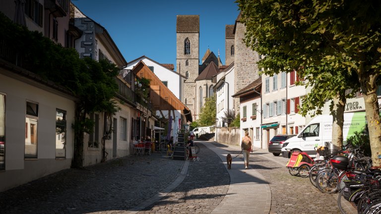 Aline unterwegs in der Altstadt von Rapperswil. | © ALPHAVISION