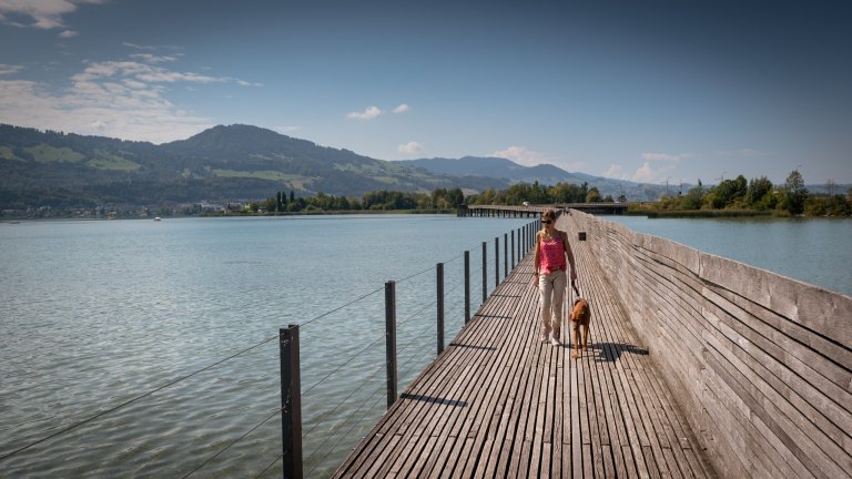 Aline unterwegs mit ihrem Hund Inouche. | © ALPHAVISION