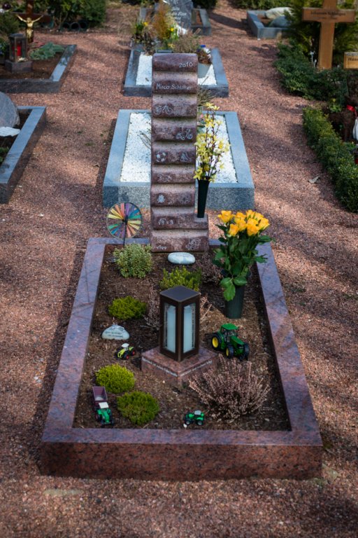 Das Grab von Mirco auf dem Friedhof in Grefrath (Nordrhein-Westfalen).