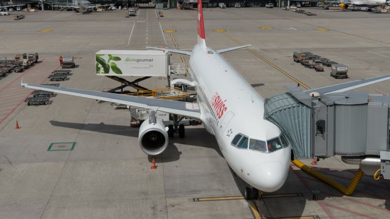 Als Flight Attendant hat sie im Sommer 2002 ein einschneidendes Erlebnis in Hongkong. Mehr dazu in der TV-Sendung 