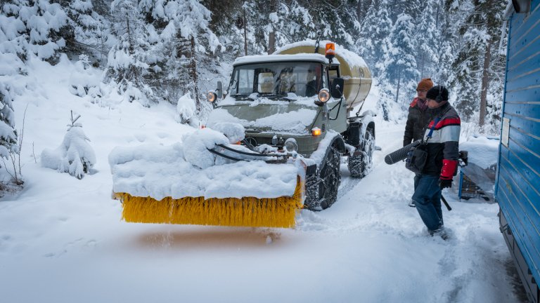 Mit zwei Freunden hat Mario den Eisweg Engadin ins Leben gerufen. Ein Spezial-Unimog macht das Eis sauber ...